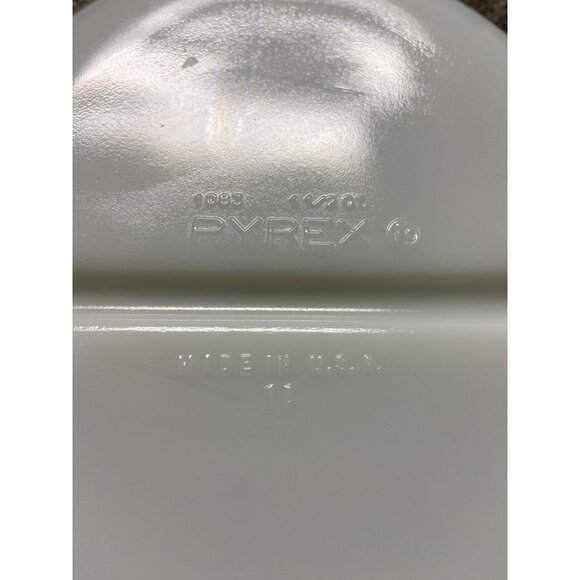 Vintage Pyrex White Milk Glass Divided Dish – 1.5 Qt Oval Mid-Century Casserole - Picture 6 of 7